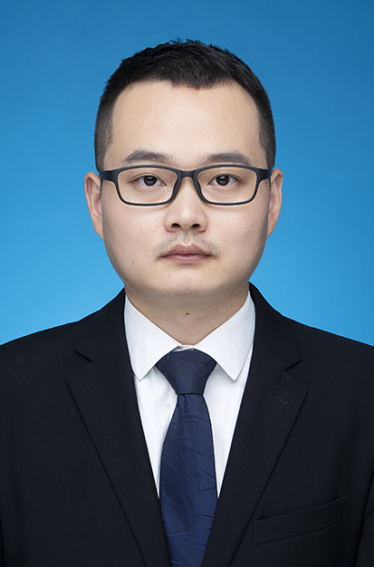 杨理证件照