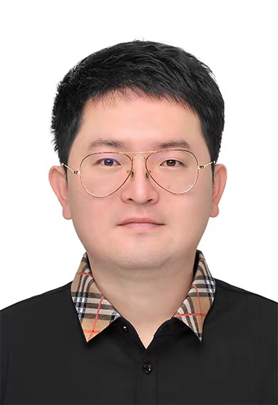李根证件照